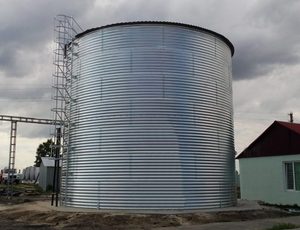 
	На початку липня 2020 року нами було зібрано сталевий модульний резервуар для КАС корисний об'єм якого 500 м3. Гібридна ємність 500м3 має наступні розміри, висота - 8,1 метра, діаметр - 9,2 метра. Ємність розрахована на щільність рідини КАС 1,32. Ємність збирали працівники замовника під керівництвом нашого фахівця. Ємність була зібрана неспішно за 9 робочих днів.

	&nbsp;

	&nbsp;&nbsp;

	&nbsp;

	&nbsp;

	

	
		&nbsp;


	
		&nbsp;


	
		&nbsp;


	
		&nbsp;

